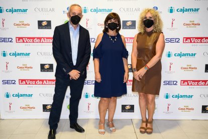 Antonio Ortuño, gerente de Muebles Ortuño, y Paqui López, gerente de Muebles Ortuño y encargada de recoger el premio Empresas, junto a Rosa Ortiz, concejala de Abla.