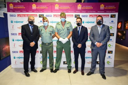 Juan Fernández, consejero delegado de LA VOZ; el Cabo primero Domínguez de protocolo de la brigada de la Legión; el Teniente Alvir de la bandera de Zapadores de la Legión; Ricardo Céspedes, director comercial de LA VOZ, y Olivier Martínez, comercial.
