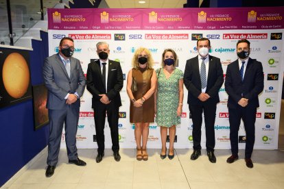 Olivier Martínez; los concejales del Ayuntamiento de Abla Felix Ortiz, Rosa Ortiz, y Rosa María Rodríguez; Antonio Fernández, alcalde de Abla; y Ricardo Céspedes, director comercial de LA VOZ.