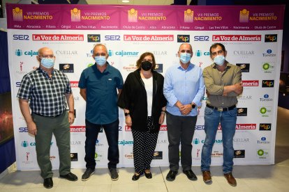 Félix Morales, de Cs Fiñana; Paco Fernández, Zulema Jiménez y Luis Lombardero, jefe del departamento de informática, jefa de estudios y director del IES Sierra Nevada de Fiñana; y Juan Gómez, concejal de Fiñana.