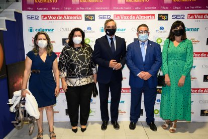 Los concejales del PP Fiñana María José Matilla, Rafael Portero y Purificación Restoy junto a Matilde Díaz y Ángel Escobar.