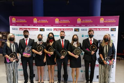 Azafatas y azafatos de protocolo de Congresur junto a Miriam y Gemma García Sánchez, gerente y directora.