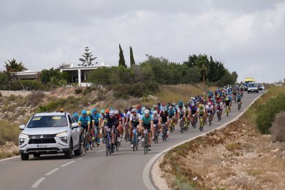 Rodando en compacto pelotón.