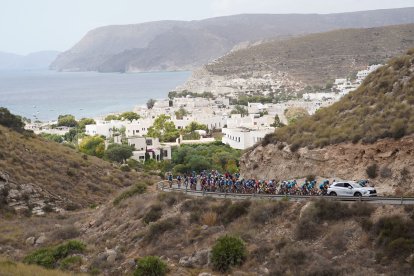 Carboneras va quedando al fondo.