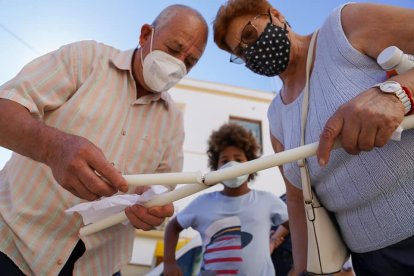 Las personas encienden sus velas.