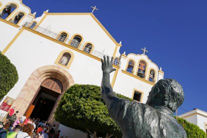 Los peregrinos acuden a la iglesia de Dalías.