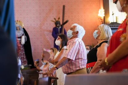 Muchos devotos asisten a la misa mayor.