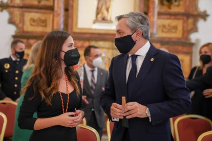 Cristina Gómez y Ángel Escobar conversan.