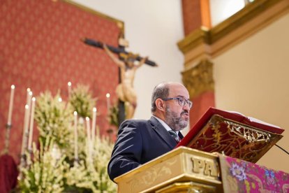 La misa mayor comenzó a las 11:30 horas.