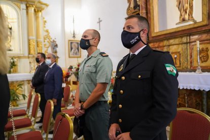 Las autoridades y cuerpos de seguridad acuden a la misa mayor.