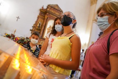 Fieles, devotos y peregrinos viven su pasión por el Cristo de la Luz.