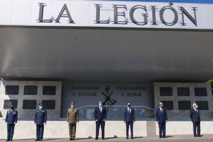 El presidente de la Diputación Provincial de Almería, Javier A. García (tercero por la derecha), ha participado en la Parada Militar.