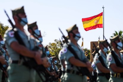 La bandera española luciendo durante la parada militar.