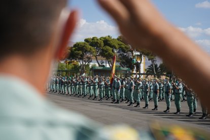 Entrada de la bandera en el patio de armas.
