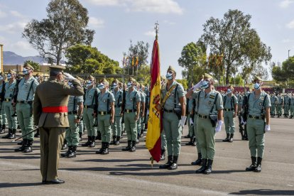 El JEME saluda a la bandera.