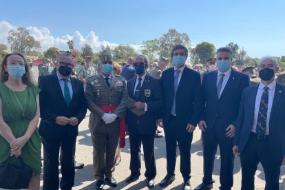 El JEME con Benito Gálvez, Javier Deleyto, los alcaldes de Adra y Viator, Manuel Cortés y Manuel Jesús Flores Malpica, y Antonia S. Villanueva y Pedro M. de la Cruz, subdirectora y director de LA VOZ.