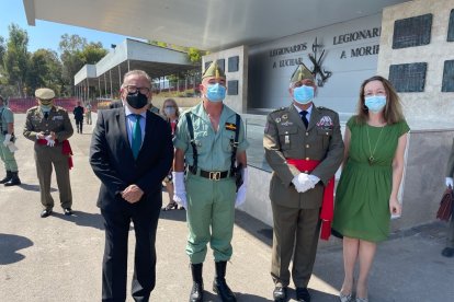 El general Javier Varela, Jefe del Estado Mayor del Ejército (JEME), y el general de la Brigada Melchor Marín Elvira, con Pedro M. de la Cruz y Antonia S. Villanueva, director y subdirectora de LA VOZ.