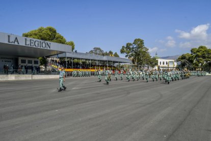 Desfile a pie frente a la tribuna presidencial por parte de las unidades participantes.