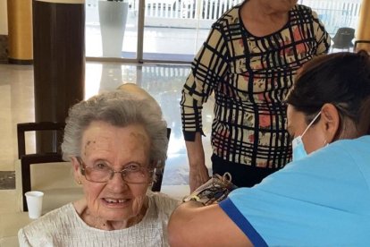 Tercera dosis para una usuaria de Virgen de la Esperanza.