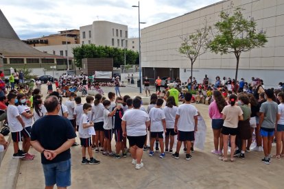 Estudiantes, profesorado y padres y madres del barrio almeriense de Nueva Andalucía han salido a la calle.