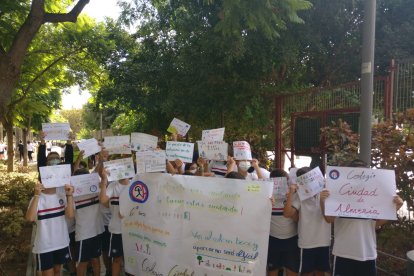 Mensajes y carteles en favor de una movilidad sostenible, segura y saludable.