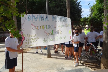 Con un manifiesto se ha pedido a las administraciones competentes que apuesten por la movilidad sostenible a los centros.