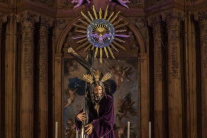 Nuestro Padre Jesús Redentor del Mundo, sobre la peana intervenida por Pablo Cortés del Pueblo.