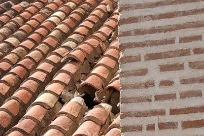 Tejas afectadas tras el derrumbe.