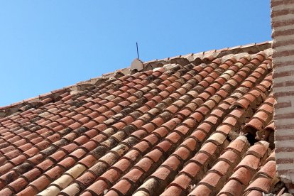 El tejado parroquial presenta problemas estructurales.