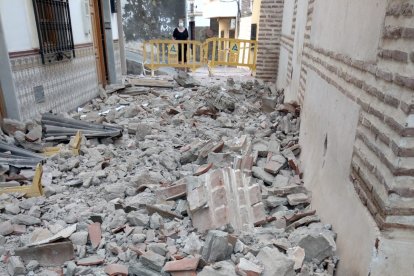 Cascotes y tejas caídas en la calle trasera.