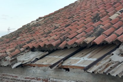 La cornisa de todo el perímetro de la iglesia presenta problemas.