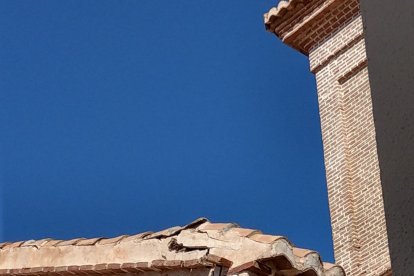 Cornisa dañada en la iglesia parroquial de Adra.