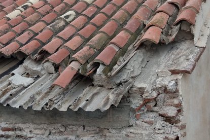 El tejado de la iglesia parroquial de Adra tras el derrumbe.