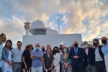 Foto de familia de los asistentes a la inauguración del faro.