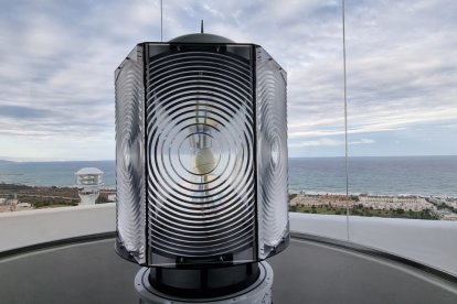 Desde 24 millas náuticas de distancia se pueden ver ya los destellos intermitentes del flamante Faro de Mojácar.