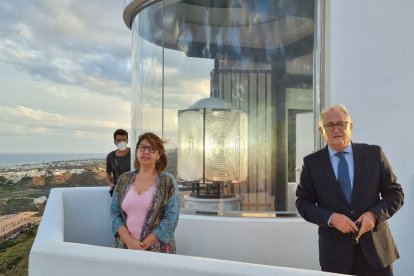 El presidente de la Autoridad Portuaria y la alcaldesa mojaquera destacan la importancia de la nueva señal marítima para la navegación y el municipio.