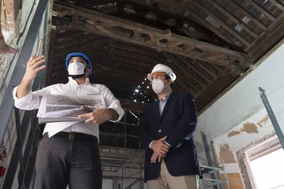 Alfredo Garrido junto a Fernando Giménez visitando la sala del artesonado