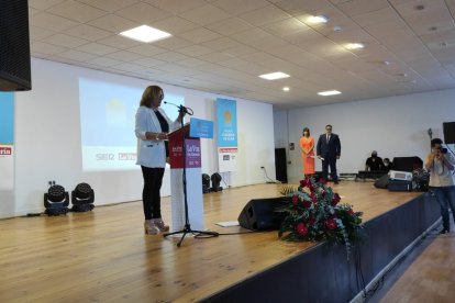 Esperanza Pérez, alcaldesa de Níjar, se dirige a los asistentes en la gala de los VI Premios Comarca de Níjar.