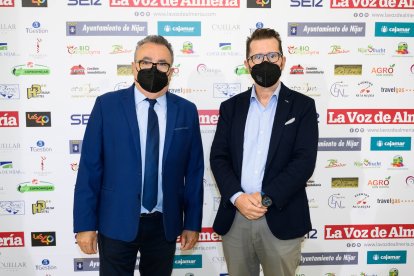 El director de LA VOZ, Pedro M. De la Cruz, junto al responsable de comunicación de Campojoyma, Antonio Verdegay.