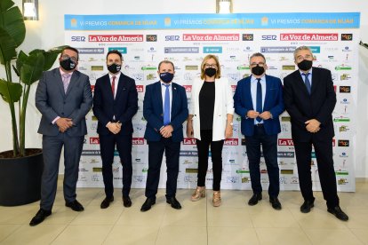 Olivier Martínez; el director comercial de LA VOZ, Ricardo Céspedes; el presidente de la Cámara de Comercio, Jerónimo Parra; la alcaldesa de Níjar, Esperanza Pérez; el director de LA VOZ, Pedro M. de la Cruz y el consejero delegado, Juan Fernández.