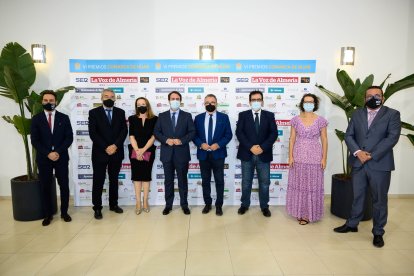 Ricardo Céspedes; Juan Fernández; la subdirectora de LA VOZ, Antonia Sánchez Villanueva; el vicepresidente de Diputación Fernando Giménez; Pedro M. De la Cruz; el diputado Antonio J. Rodríguez; la portavoz popular Ángeles Góngora y Olivier Martínez.