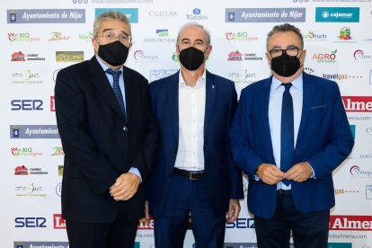 El consejero delegado de LA VOZ, Juan Fernández; Pedro M. de la Cruz y Javier Deleyto, de Michelin.