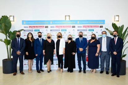 Ricardo Céspedes y Pedro M. de la Cruz, junto a la alcaldesa de Níjar, Esperanza Pérez, y concejales de la corporación nijareña.