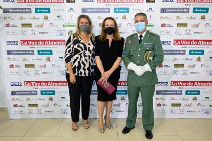 Antonia Sánchez Villanueva, junto al teniente coronel Raúl Sánchez y Laura Navarro.