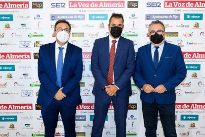 Pedro Manuel de la Cruz con Manuel Fernández, director de Cajamar en Campohernoso, y Pachi Salinas, director Cajamar en San Isidro.