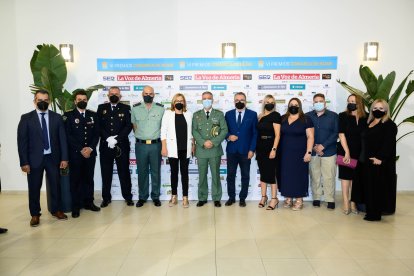 Pedro Manuel de la Cruz con el teniente coronel Raúl Sánchez, Antonia Sánchez Villanueva, Esperanza Pérez y Yolanda Lozano, Antonio Moreno, Ainhoa Salmerón, Tonibel Sánchez, José Garrido, Claudio Gómez, Ángel de Prado y Jacobo Martín.