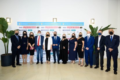 La parlamentaria andaluza Noemí Cruz; el secretario general del PSOE de Almería, José Luis Sánchez Terue; el senador Antonio Martínez y la alcaldesa de Níjar, Esperanza Pérez junto a concejales y representantes de LA VOZ.