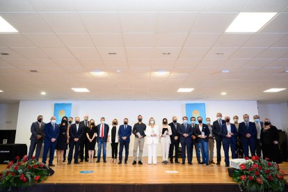 Foto de familia al completo.