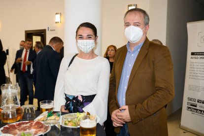 El delegado territorial José Luis Delgado, junto a María Montagut.