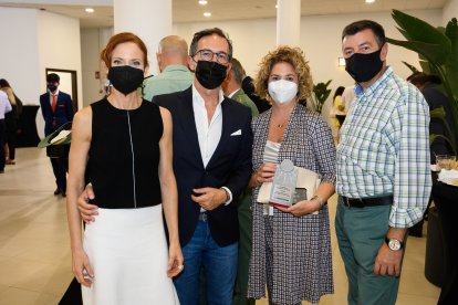 Terry Bordiu y Francisco Jesús García, junto a Fernando Alonso y Lola Chacón